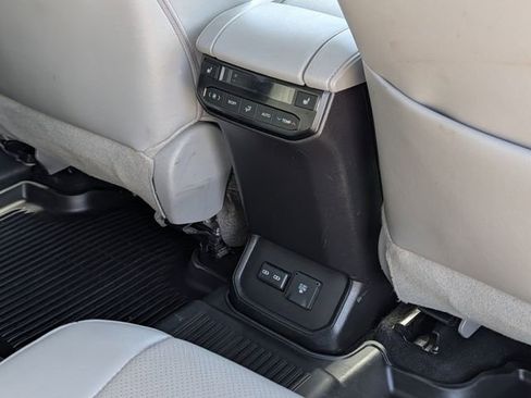 Used 2024 Toyota Highlander Platinum image 34