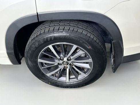 Used 2018 Toyota Highlander XLE image 11