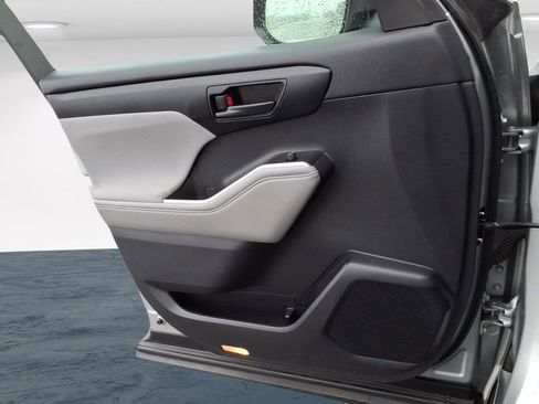 Used 2023 Toyota Highlander LE image 27