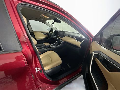 Used 2021 Toyota RAV4 LE image 29