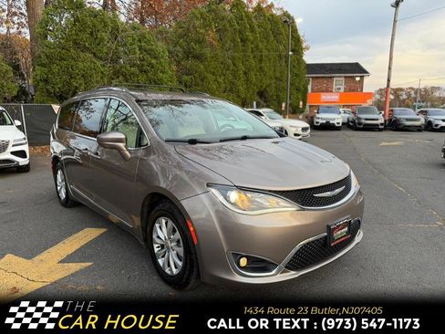 Used 2018 Chrysler Pacifica Touring-L w/ Premium Audio Group image 5