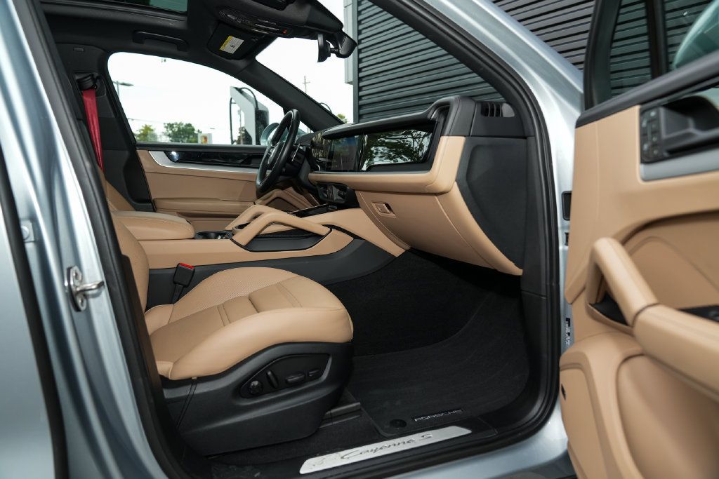 Certified 2024 Porsche Cayenne S AWD/4WD image 31