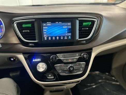 Used 2021 Chrysler Voyager Lxi image 18