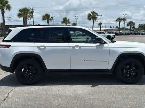 Used 2023 Jeep Grand Cherokee Altitude AWD/4WD image 7
