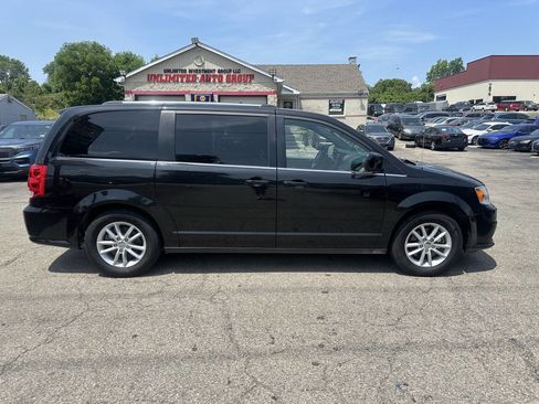 Used 2019 Dodge Grand Caravan SXT image 6