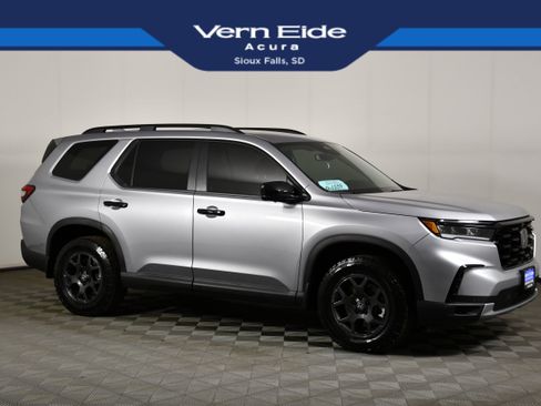 Used 2025 Honda Pilot TrailSport image 1