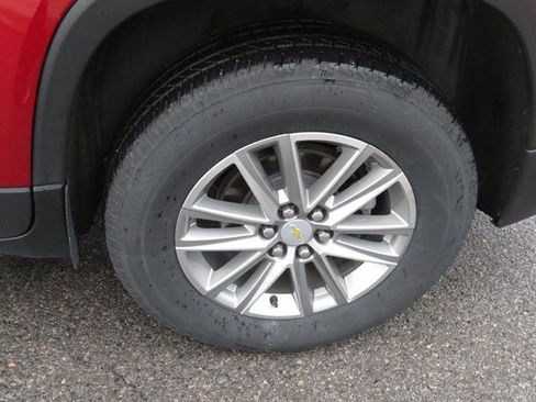 Used 2023 Chevrolet Traverse LT image 9