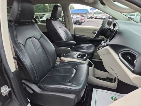 Used 2022 Chrysler Pacifica Touring-L FWD image 25