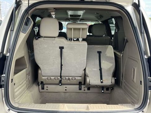 Used 2014 Chrysler Town & Country Touring FWD image 21
