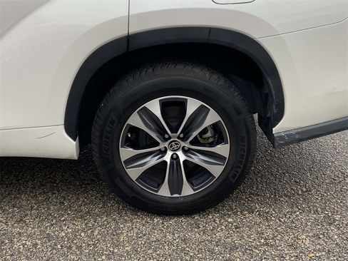 Used 2021 Toyota Highlander XLE image 8