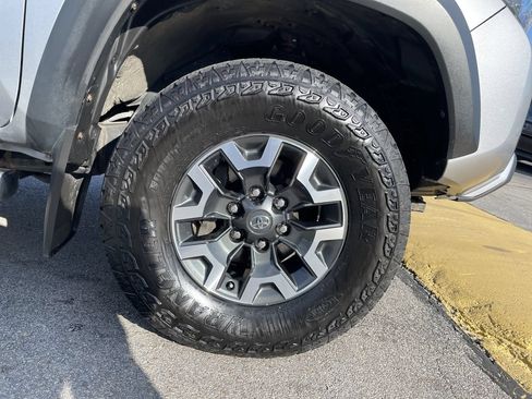 Used 2021 Toyota Tacoma TRD Off-Road w/ Technology Package AWD/4WD image 11
