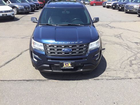 Used 2017 Ford Explorer XLT w/ Equipment Group 202A AWD/4WD image 5