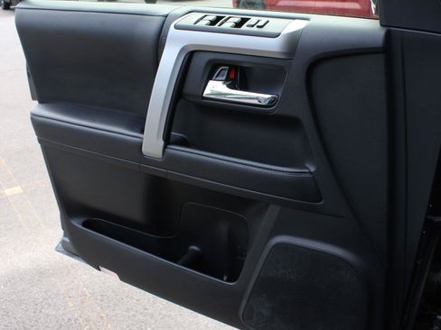 Used 2022 Toyota 4Runner SR5 AWD/4WD image 9