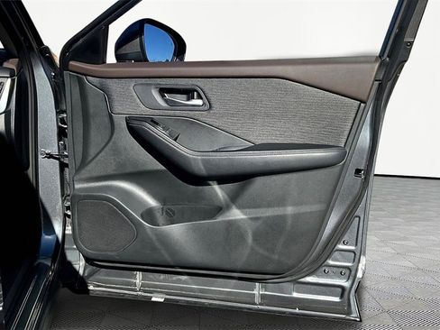 Used 2023 Nissan Rogue SV image 24