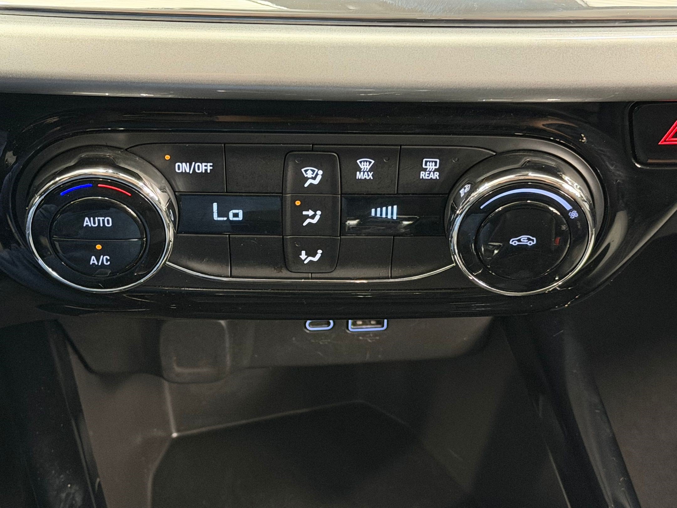 Used 2025 Chevrolet Trax LT FWD image 17
