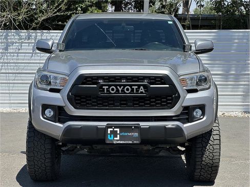 Used 2017 Toyota Tacoma TRD Off-Road AWD/4WD image 7