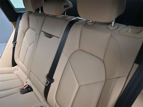 Used 2022 Porsche Macan image 25
