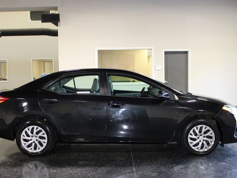 Used 2017 Toyota Corolla SE FWD image 2