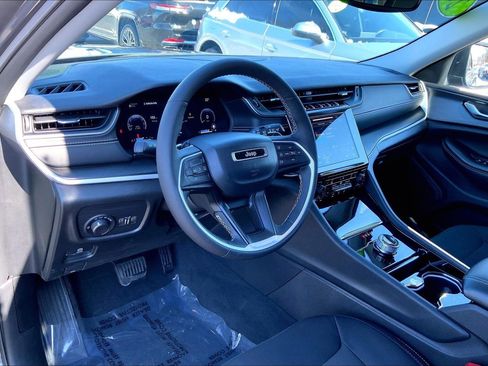 Certified 2023 Jeep Grand Cherokee Laredo w/ Luxury Tech Group I image 16