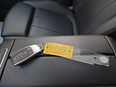 Used 2020 Mercedes-Benz GLB 250 4MATIC w/ Premium Package image 29