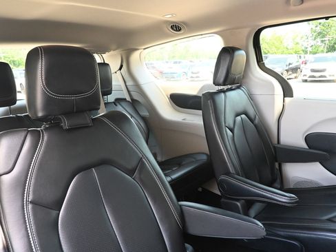 Used 2023 Chrysler Pacifica Touring-L FWD image 33