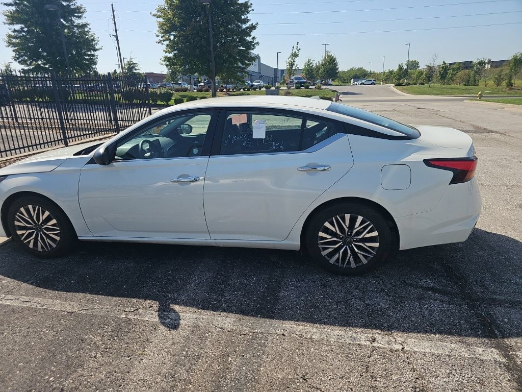 Used 2025 Nissan Altima 2.5 SV FWD image 8