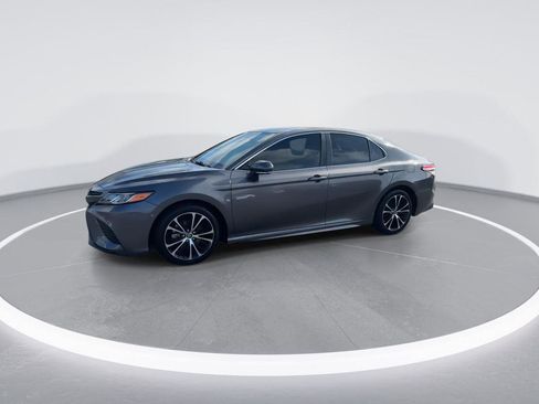 Used 2020 Toyota Camry SE image 4