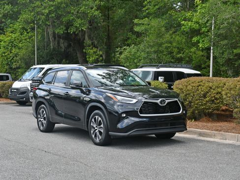 Used 2023 Toyota Highlander XLE FWD image 6