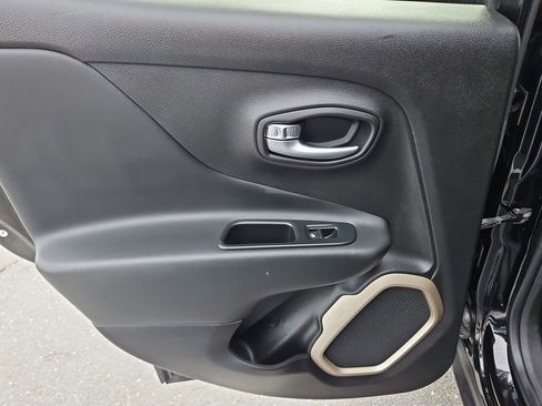 Used 2017 Jeep Renegade Limited image 31