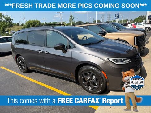 Used 2022 Chrysler Pacifica Limited w/ S Appearance Package FWD image 3
