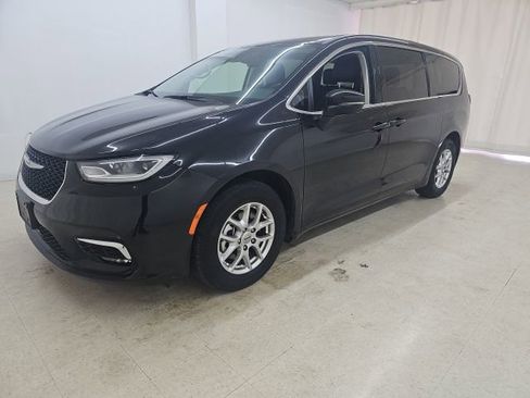 Used 2023 Chrysler Pacifica Touring-L FWD image 30