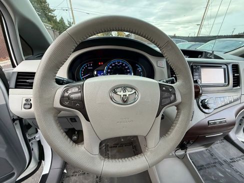 Used 2013 Toyota Sienna XLE image 22