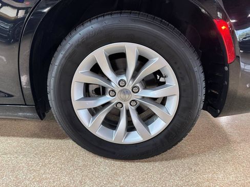 Used 2022 Chrysler 300 Touring RWD image 34