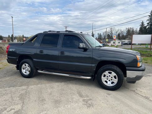 Used 2005 Chevrolet Avalanche Z71 w/ Sun And Sound Package AWD/4WD image 18