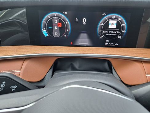 Used 2025 Volkswagen Tiguan SEL R-Line image 11