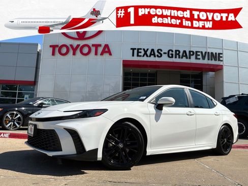 Used 2025 Toyota Camry SE FWD image 1