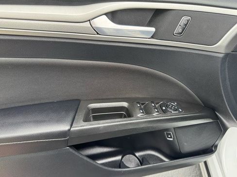 Used 2020 Ford Fusion SE image 18