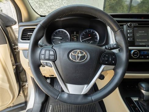 Used 2016 Toyota Highlander XLE AWD/4WD image 12