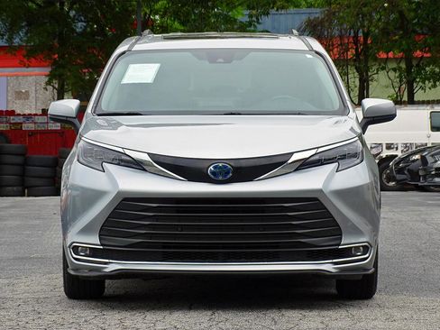 Used 2024 Toyota Sienna XLE FWD image 6