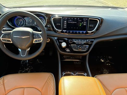 Used 2023 Chrysler Pacifica Pinnacle image 28