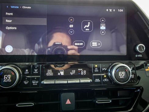 Used 2023 Toyota Highlander Limited image 35