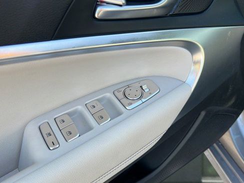 Used 2025 Genesis G70 2.5T image 20