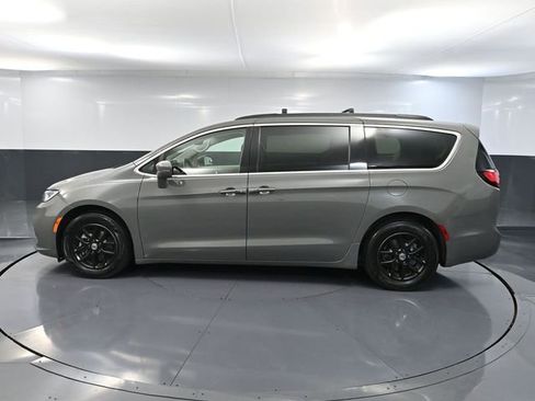 Used 2022 Chrysler Pacifica Touring-L image 10