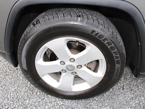 Used 2011 Jeep Grand Cherokee Laredo AWD/4WD image 25