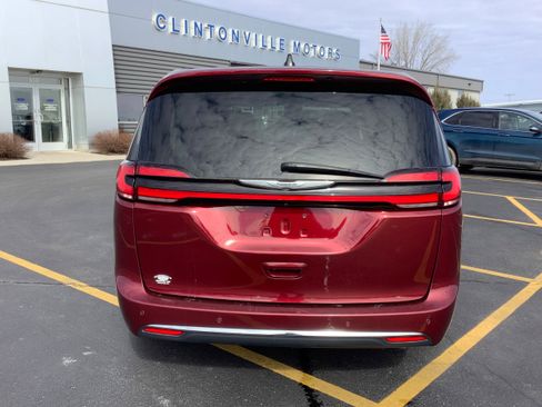 Used 2023 Chrysler Pacifica Touring-L FWD image 4
