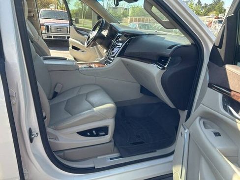 Used 2015 Cadillac Escalade Luxury AWD/4WD image 25