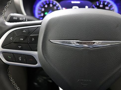 Used 2024 Chrysler Pacifica Touring-L FWD image 26
