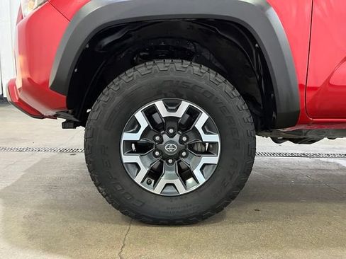 Certified 2018 Toyota Tacoma TRD Off-Road AWD/4WD image 23