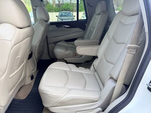 Used 2015 Cadillac Escalade Luxury image 13
