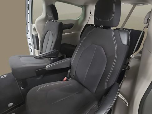 Used 2022 Chrysler Voyager LX FWD image 15